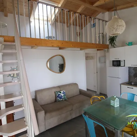 아파트 Acquamarina B&beach 폴로니카